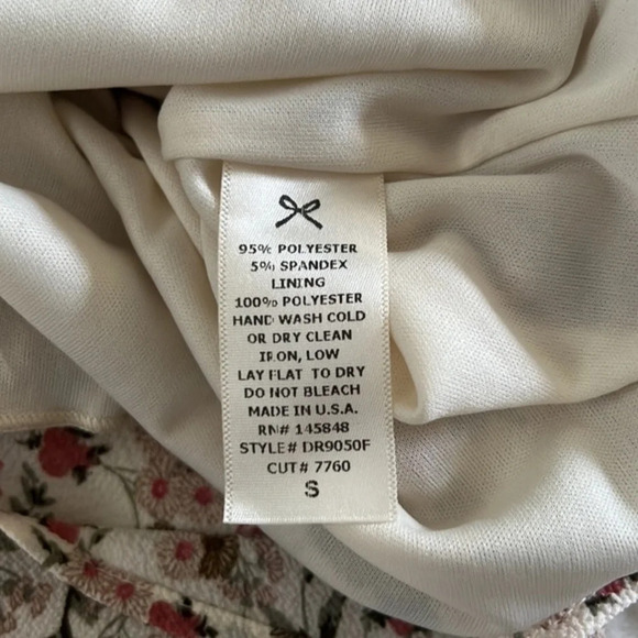 Everly 90’s/ 2000’s floral Dress - Picture 6 of 10